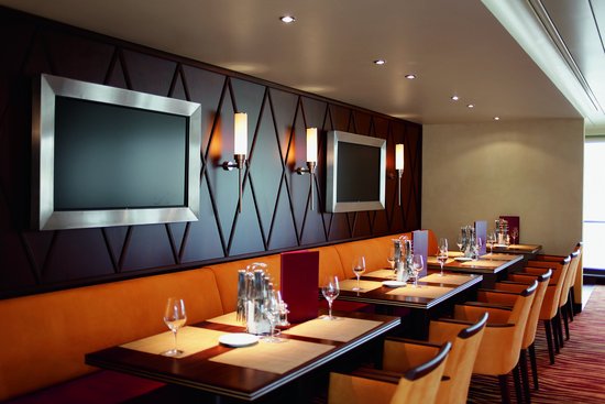 Stylishly set restaurant area of the A-ROSA AQUA and BRAVA with cozy lighting and floor-to-ceiling windows.